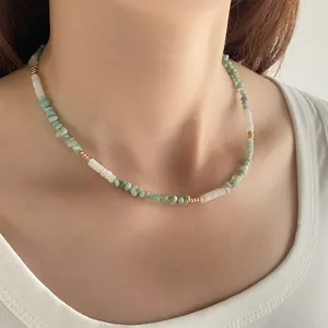 Détail d'un collier de perles en pierre naturelle vert menthe irrégulière.