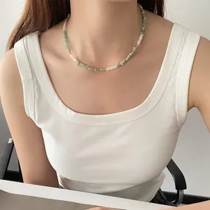 Vue détaillée du collier élégant avec des perles en pierre naturelle vert menthe