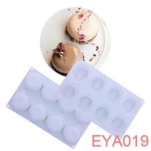 Silicone cake mold detail showing multi-cavity round baking tray and finished dessert.