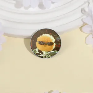 Divertido broche redondo de metal con una flor de peluche con gafas de sol fondo crema