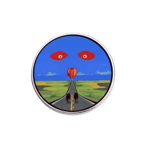 Surrealistische ronde emaille speld met rode ogen en weglandschap