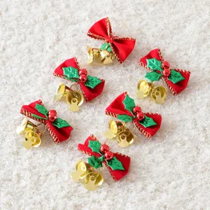 Set di sei fiocchi natalizi in velluto rosso con campanelli dorati e bacche.