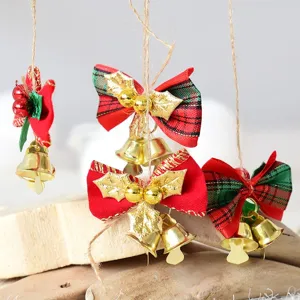 Primo piano di fiocchi di Natale in velluto rosso e scozzesi con campanelle d'oro appese.