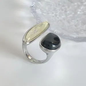 Detalle de cuarzo ahumado natural y ónix negro en anillo ajustable plateado