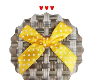 Détail d'un nœud en ruban jaune à pois blancs pour accessoires et emballages