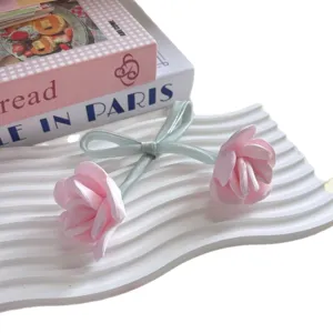 Accessorio fiocco con rosa in tessuto rosa per decorazione capelli e vestiti DIY