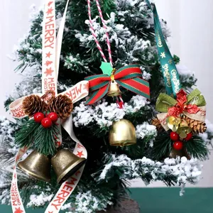 Dekorative Weihnachtsbaumschmuck-Anhänger mit goldenen Glocken und Streifenschleifen