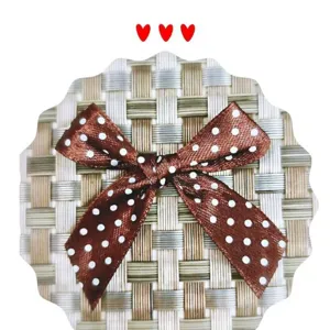 Vue macro d'un nœud en ruban de satin marron à pois blancs perles pour cheveux DIY