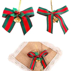 Weihnachtliche Schleife in Rot und Grün mit Glocke für Geschenke und Tannenbaum.