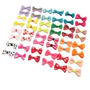 Set aus bunten handgefertigten Schleifen für DIY-Haarschmuck und Kleidungsprojekte