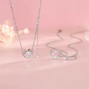 Detalle de colgantes de gato con circonitas en plata y rosa con cadena fina.