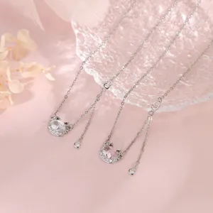Vista macro de collares de gato de circón con piedras rosas y claras