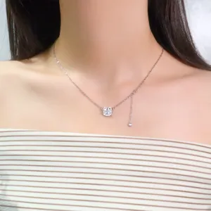 Primer plano detallado de un collar con colgante de gato de circón plateado en modelo.