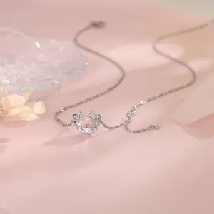Detalle del collar con colgante de gato con circón rosa y piedras brillantes