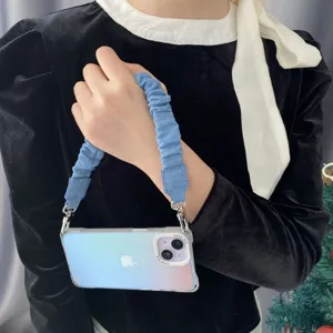 Detailansicht der blauen plissierten Denim-Handgelenkschlaufe für das Smartphone