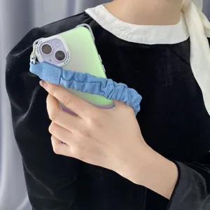 Detailansicht der blauen Jeans Handy-Handschlaufe, elastisch und sicher gegen Herunterfallen