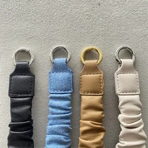 Detaillierte Nahaufnahme von vier mehrfarbigen Scrunchie-Handy-Handgelenkschlaufen