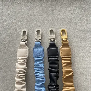 Detailansicht der gerafften Handy-Handgelenkschlaufen aus Leder und Denim in vier Farben