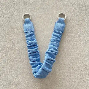 Blauer Handy-Handgelenksriemen aus Denim-Scrunchie mit silbernen Metallringen Detail