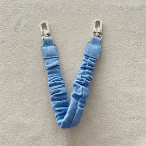 Nahaufnahme der hellblauen Denim-Handykette mit silbernen Karabinerverschlüssen