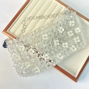 Primo piano della borsa in perline di cristallo fatta a mano con fiori bianchi