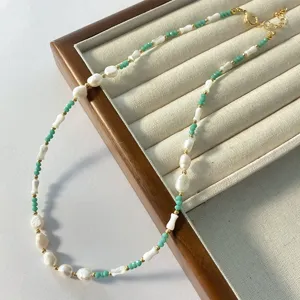 Vue détaillée du collier en perles naturelles et perles vert menthe sur présentoir