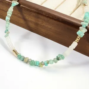 Gros plan d'un collier de perles en pierre naturelle irrégulière vert menthe et blanc
