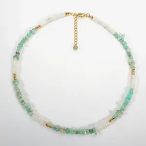Collier de perles en pierre naturelle irrégulière vert menthe avec chaîne dorée