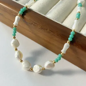 Gros plan détaillé d'un collier fait main avec perles baroques naturelles et perles vertes