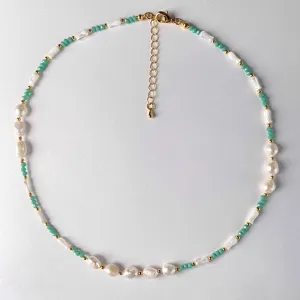 Détail du collier élégant fait main avec des perles naturelles et des perles vert menthe