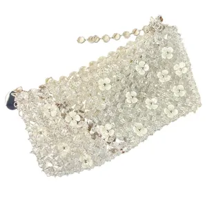 Borsa in cristallo con perline fatta a mano con ciondoli a fiori bianchi da donna