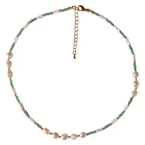 Collier en perles naturelles et vert menthe avec une élégante chaîne d'extension dorée