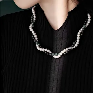 Primo piano di una collana a due fili di perle e perline sul modello