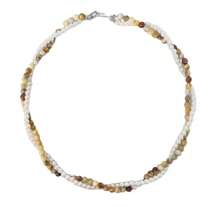 Collana a doppio filo con perle bianche e perline di diaspro multicolori su sfondo bianco