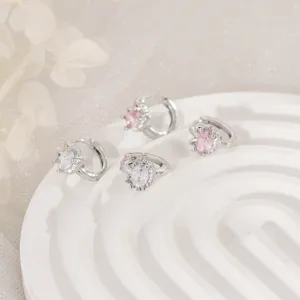 Detailaufnahme von Katzen-Creolen mit funkelnden rosa und weißen Zirkonia-Steinen