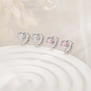 Detailansicht von Katzen-Ohrringen mit funkelnden rosa und klaren Zirkoniasteinen