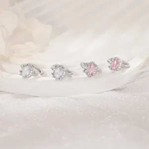 Detailaufnahme von süßen Katzen-Ohrringen mit rosa und weißen Zirkonia-Steinen