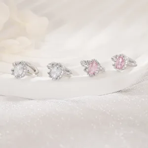 Zierliche Katzen-Creolen mit funkelnden rosa und weißen Zirkonia-Steinen in Silberoptik.