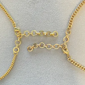 Nahaufnahme von Karabinerverschluss und Verlängerungskette an goldener Gliederkette.