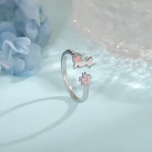 Vue détaillée d'une fleur de cerisier rose et d'un chat mignon sur une bague ajustable argent