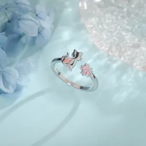 Vue détaillée d'une bague ajustable avec motif de chat et fleur de cerisier en argent