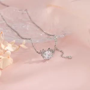 Detalle de collar de gato de plata con circón ovalado y detalles brillantes.