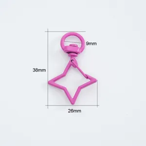 Vue détaillée du crochet porte-clés rose en forme d'étoile 38x26mm