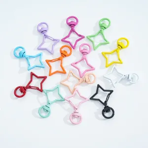 Vue détaillée de mousquetons pivotants colorés en forme d'étoile pour bijoux DIY.