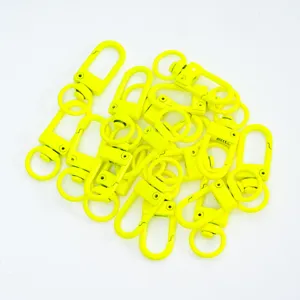 Gros plan sur des mousquetons à ressort en métal jaune fluo pour les loisirs créatifs.
