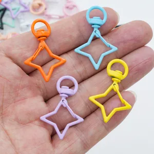 Vue détaillée de mousquetons en alliage colorés en forme d'étoile pour bijoux DIY