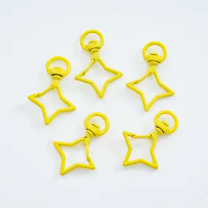 Lot de cinq mousquetons pivotants en forme d'étoile jaune vif pour accessoires DIY
