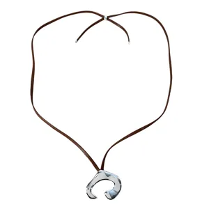 Lunga collana minimalista con pendente astratto argentato e cordino in cuoio marrone