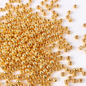 Dettaglio perle pony in acrilico oro metallizzato 3x4mm per creativi progetti di gioielli fai da te
