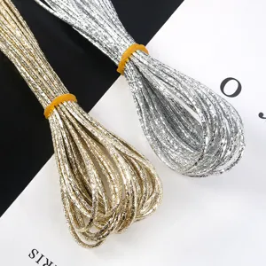 Detalle de cordones de cuero PU láser de 2 mm en oro y plata con textura agrietada.